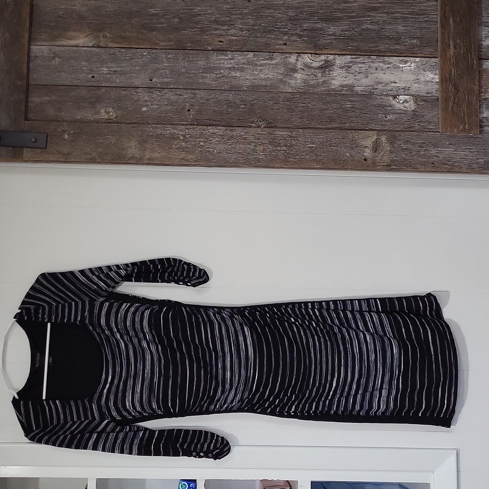 4/$25 White House Black Market long sleeved stripe midi dress size small